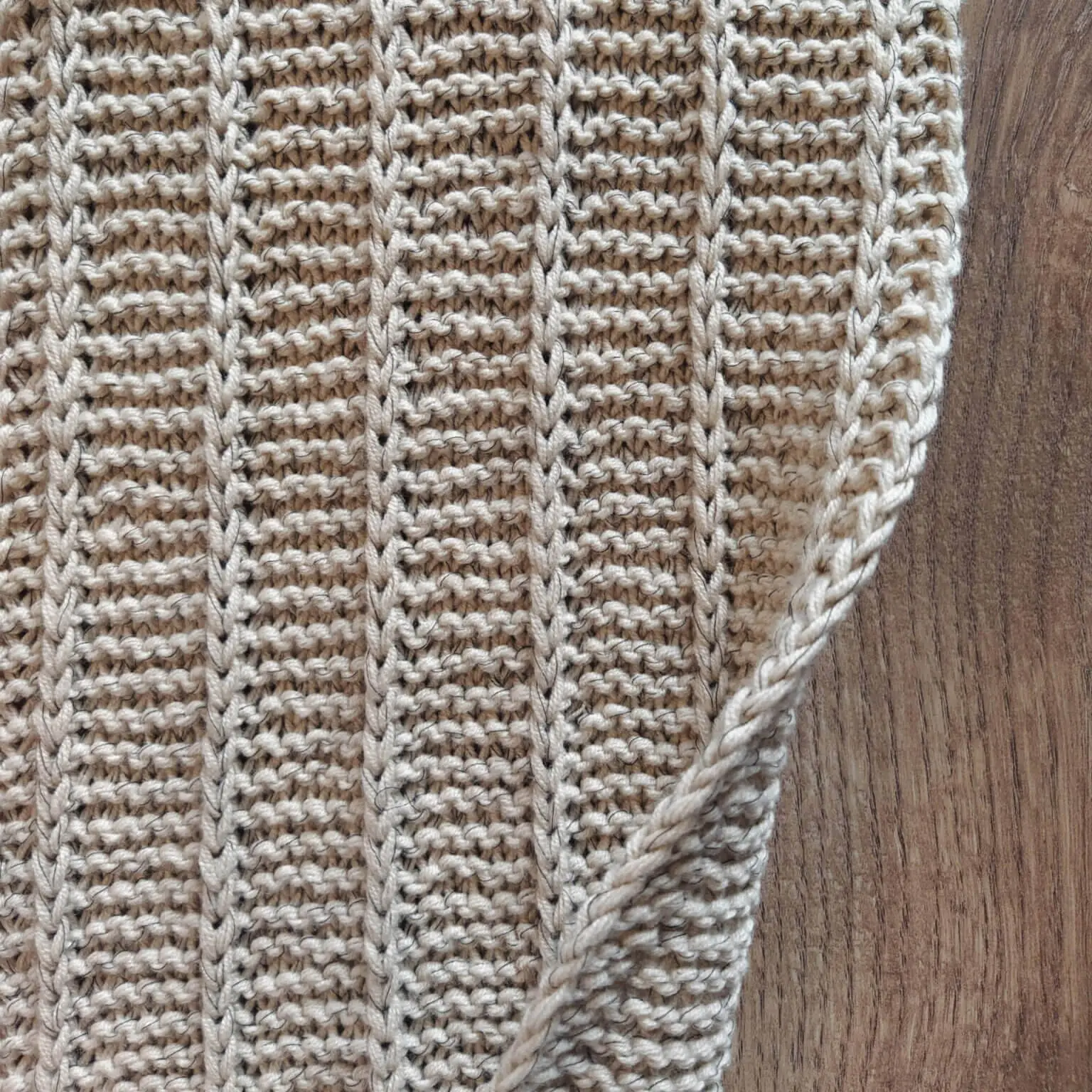 a close-up view of the slipped stitch border of the father-in-law scarf