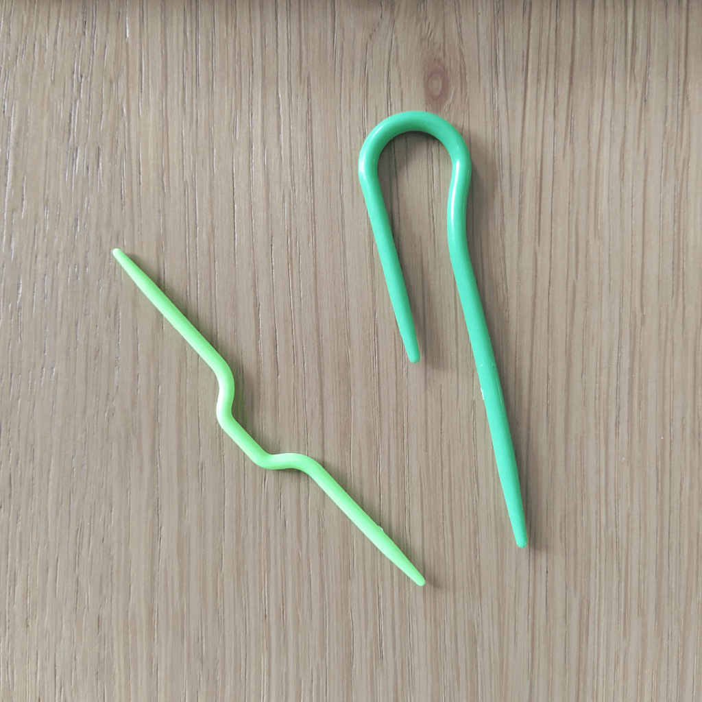 a picture showing two different cable needles for a walkthrough on how to knit basic cables