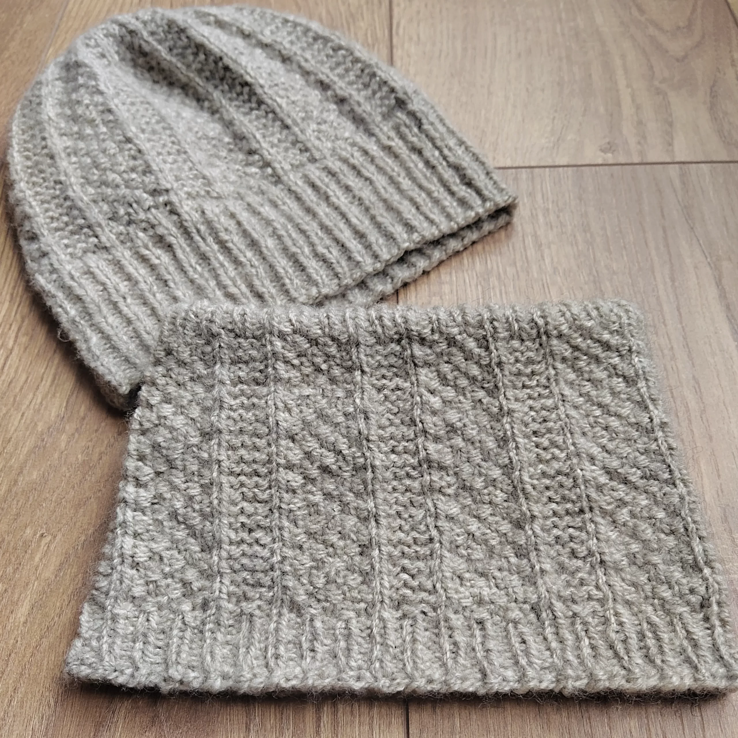 An angled view of the Cambronne cowl and beanie texture